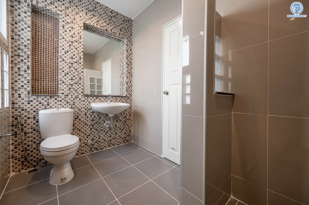 บ้านมือสองตกแต่งใหม่ แบรนด์คุณภาพจาก Property Perfect โครงการ เพอร์เฟคเพลส พระราม5-ราชพฤกษ์ ครบทุกการใช้ชีวิตบนเนื้อที่ 60.7 ตร.ว. ฟังก์ชัน 3 ห้องนอน 3 ห้องน้ำ 2 ที่จอดรถ บรรยากาศร่มรื่น facility ครบ! บนทำเลคุณภาพ ใกล้วงเวียนพระราม5 และจุดขึ้นทางด่วน "ศรีรัช"